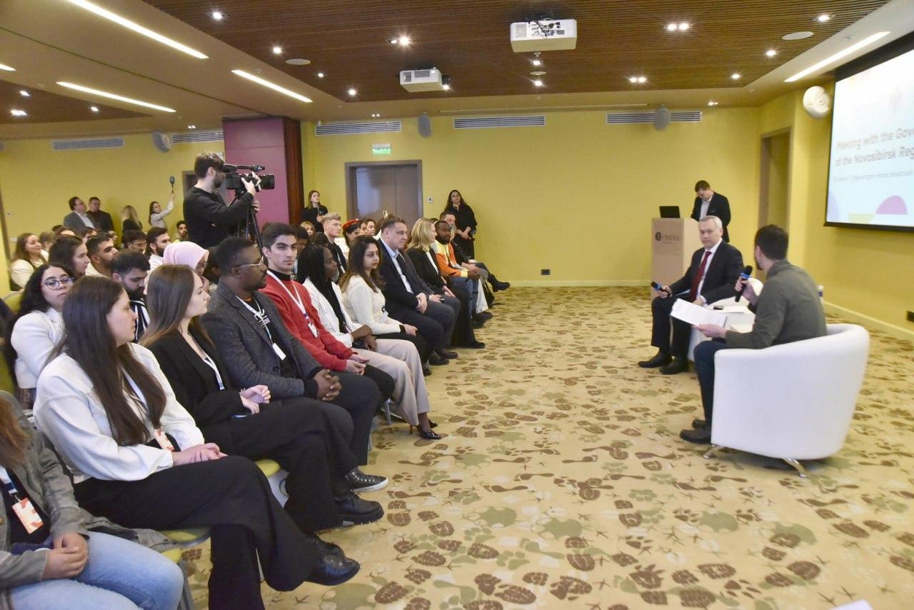 Фото Андрей Травников представил возможности Новосибирской области участникам Всемирного фестиваля молодёжи 4 - Сиб.ФМ Фото Андрей Травников представил возможности Новосибирской области участникам Всемирного фестиваля молодёжи 4