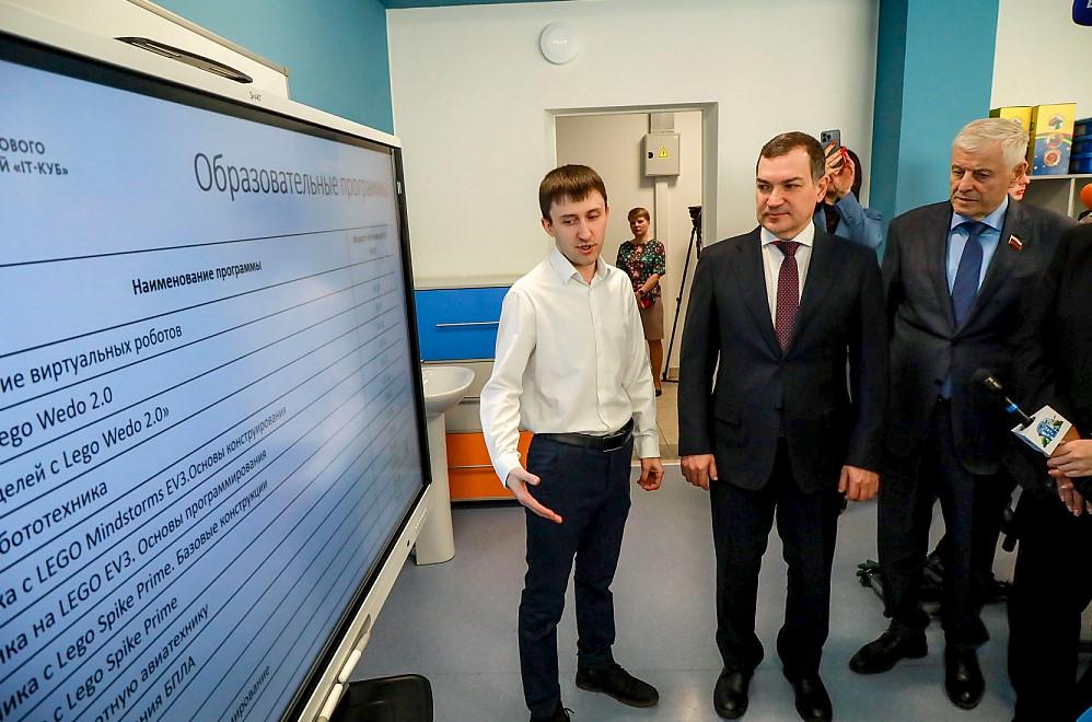Фото Мэр Новосибирска посетил IT-куб в гимназии № 17, где готовят будущих специалистов в области информационных технологий 3 - Сиб.ФМ Фото Мэр Новосибирска посетил IT-куб в гимназии № 17, где готовят будущих специалистов в области информационных технологий 3