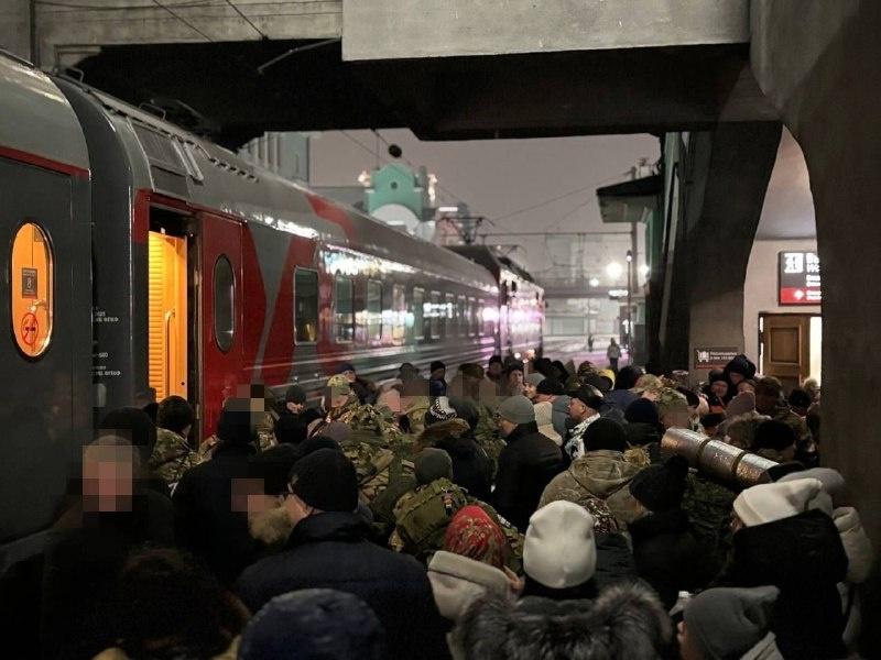 Фото Полный вагон военных. В Новосибирске появились кадры отправки бойцов нового отряда «Орион» на Украину 6