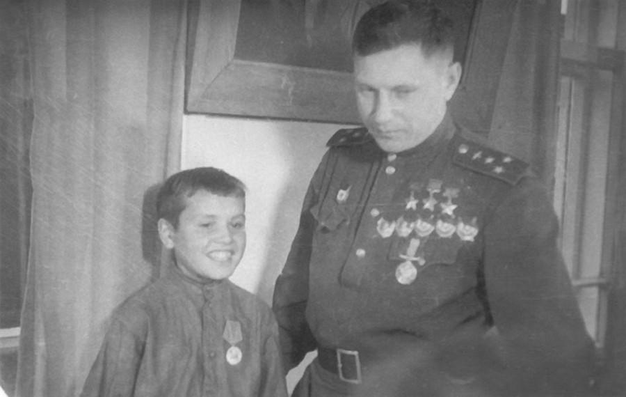 Фото Уничтожил 59 вражеских самолётов. В Новосибирске опубликованы архивные кадры маршала авиации Александра Покрышкина в честь 112-летия 3 - Сиб.ФМ Фото Уничтожил 59 вражеских самолётов. В Новосибирске опубликованы архивные кадры маршала авиации Александра Покрышкина в честь 112-летия 3