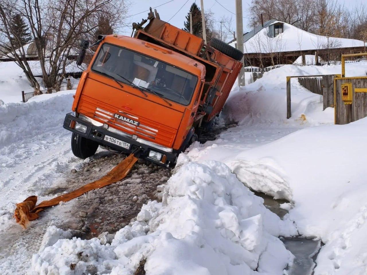 Фото Под Новосибирском мусоровоз провалился в промоину из-за аварии на теплотрассе 2