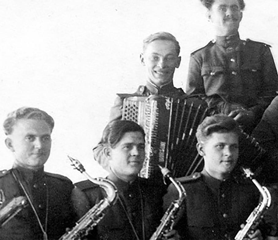 Фото Смерть братьев, допрос НКВД и взрывы. Как хулиган из Новосибирска Александр Зацепин покорил СССР – скрытые факты об авторе хита «Есть только миг» 9