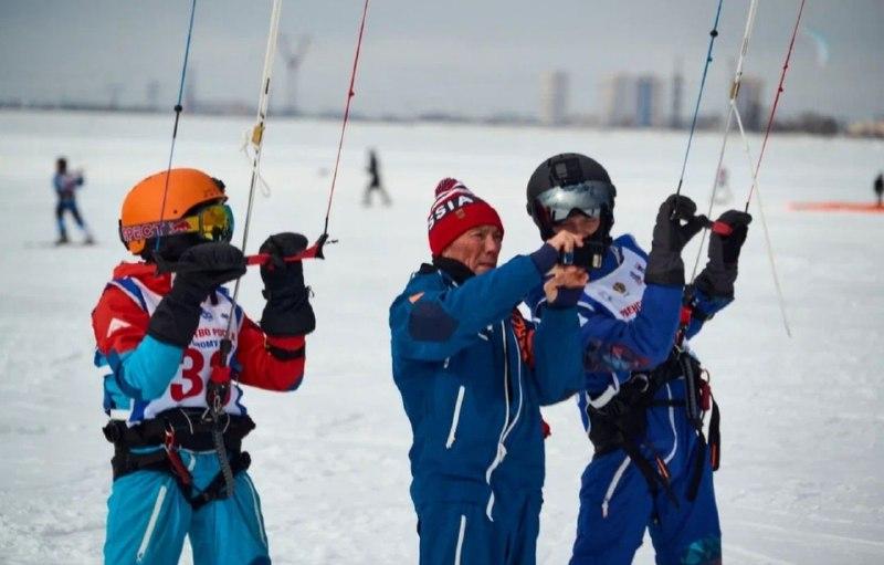 Фото На льду Новосибирского водохранилища прошло Первенство России по сноукайтингу: 20 ярких фото 3