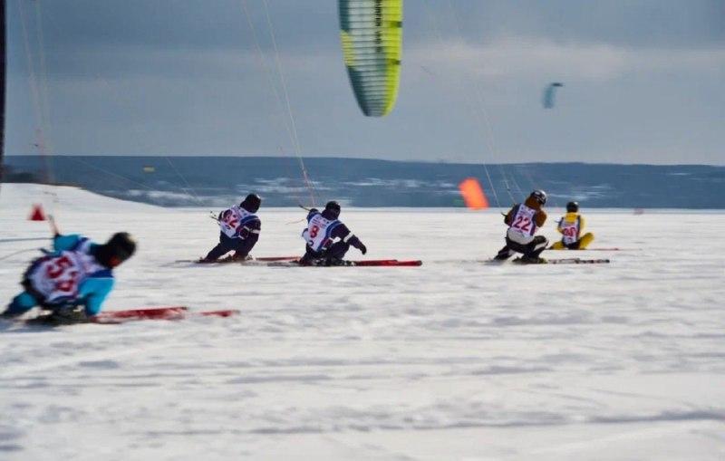 Фото На льду Новосибирского водохранилища прошло Первенство России по сноукайтингу: 20 ярких фото 5