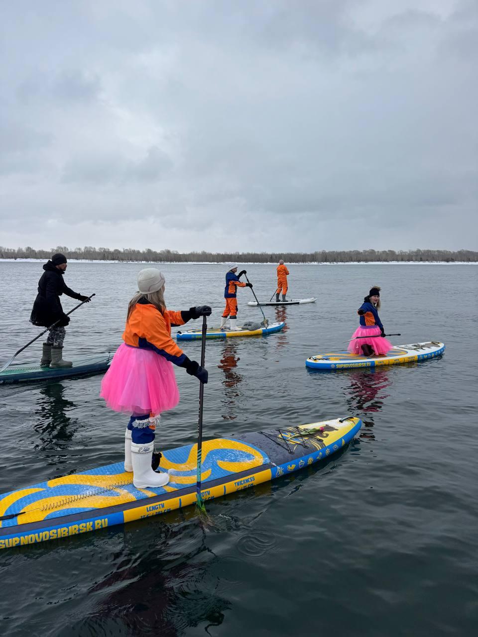 Фото Заплыв на сапах и в юбках устроили по новосибирской реке Обь 4