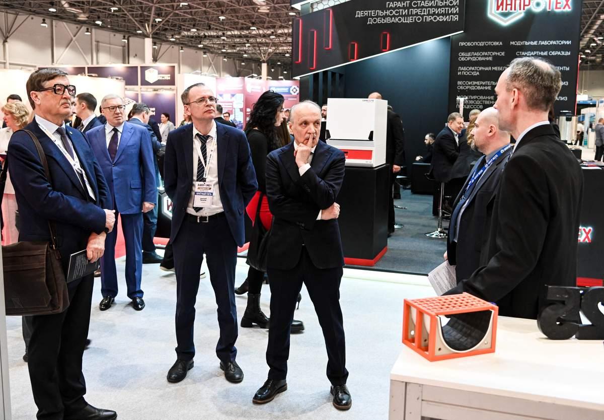 Фото В Новосибирске открылась международная выставка-форум «Добыча. Обогащение. Металлургия». Фоторепортаж 14