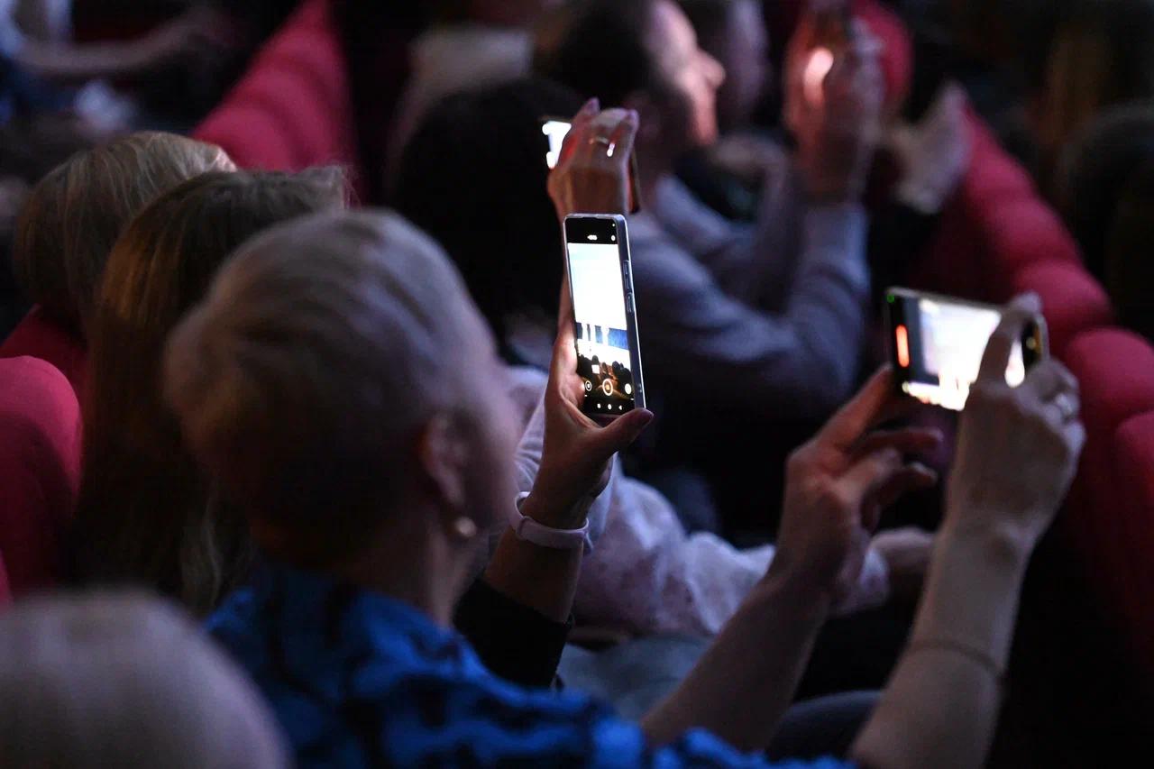 Фото «Хоп, мусорок» и «Наколочки»: в Новосибирске выступили Воровайки. ФОТОРЕПОРТАЖ 4