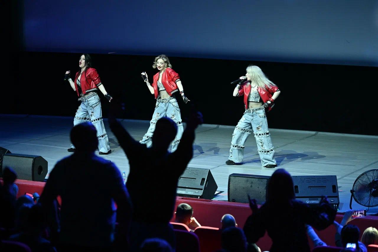 Фото «Хоп, мусорок» и «Наколочки»: в Новосибирске выступили Воровайки. ФОТОРЕПОРТАЖ 11