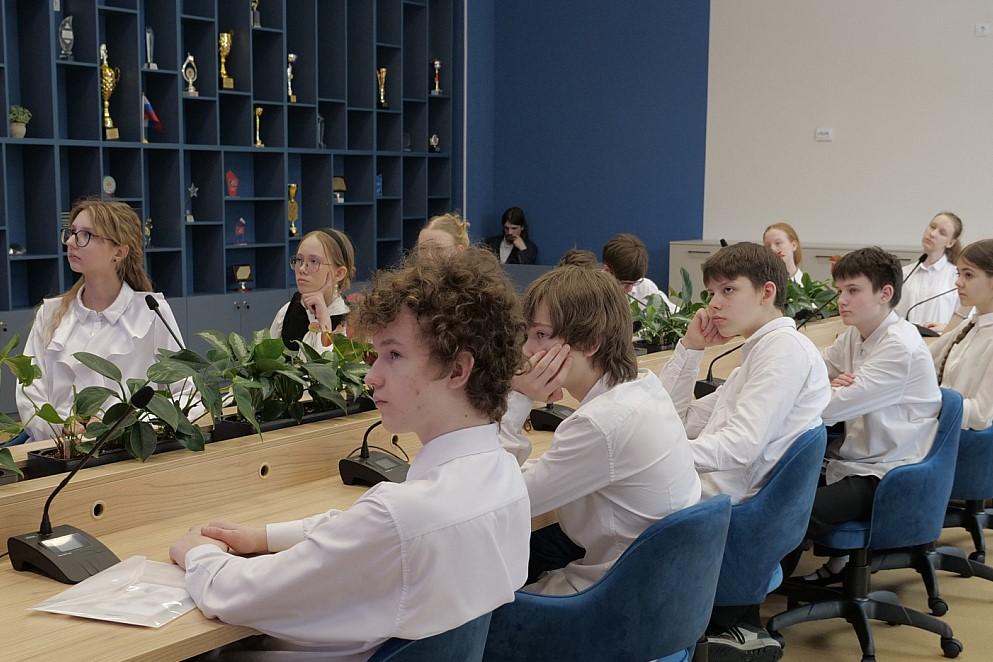 Фото Запустили «с кнопки»: в экономическом лицее торжественно стартовала олимпиада по финансовой грамотности 5