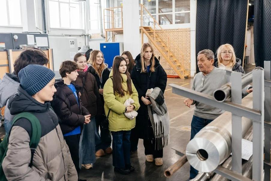 Фото «Заводы как научные лаборатории»: как «Новые люди» вдохновляют новосибирских школьников не бояться физики и идти в инженеры 2 - Сиб.ФМ Фото «Заводы как научные лаборатории»: как «Новые люди» вдохновляют новосибирских школьников не бояться физики и идти в инженеры 2