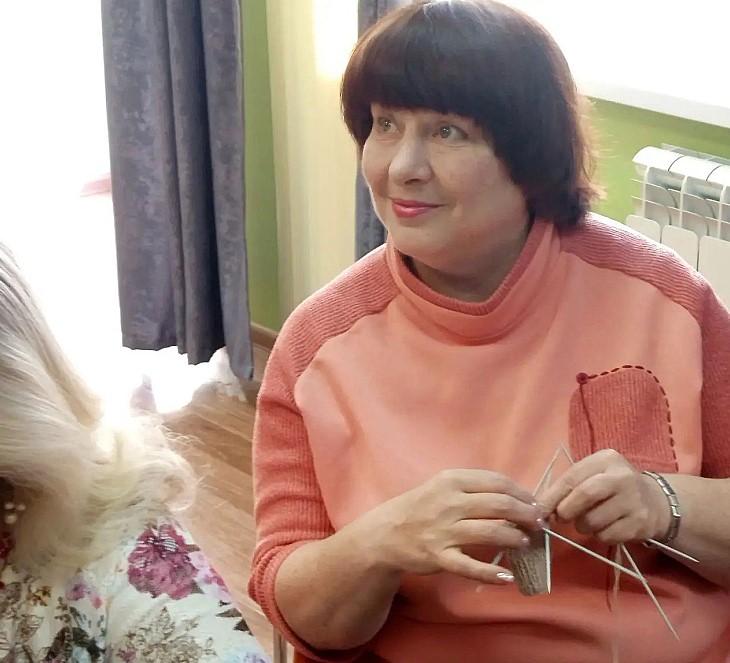 Фото Колючая нежность: сибиряки-волонтёры вяжут носочки недоношенным малышам 3