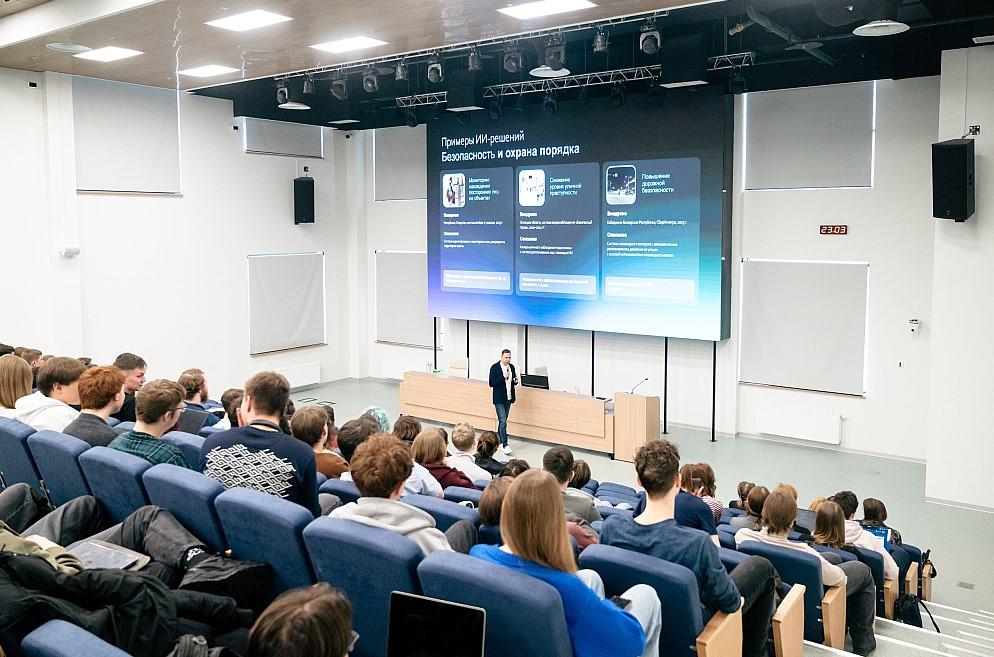 Фото Председатель Сибирского банка Сбера рассказал студентам НГУ о влиянии ИИ на жизнь и карьеру в ближайшие 5 лет 3