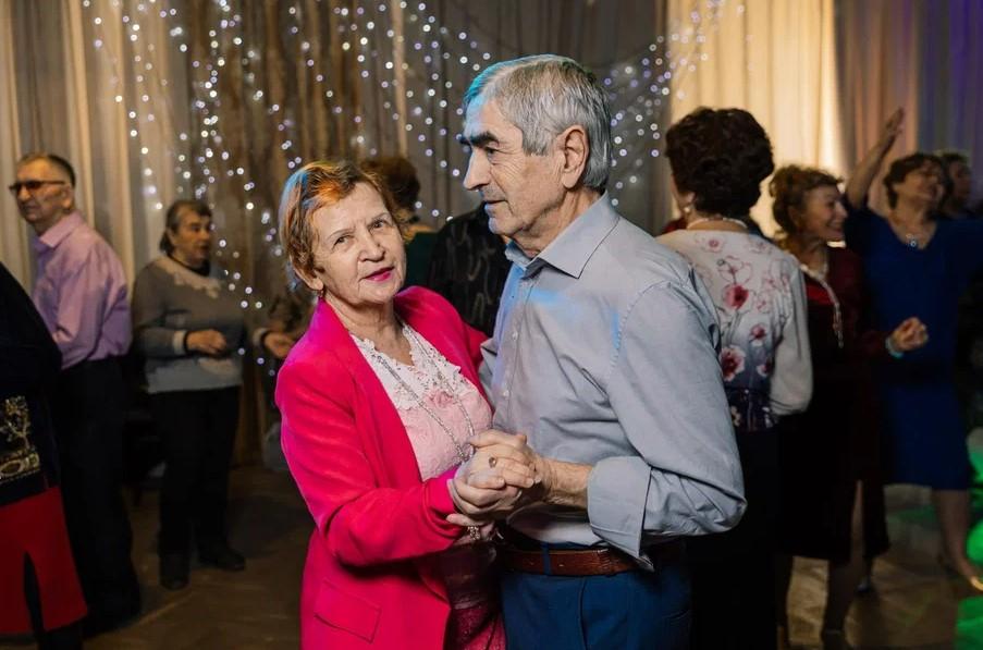 Фото Вернули атмосферу школьных дискотек: «Новые люди» провели танцевальный фестиваль для новосибирцев «серебряного» возраста 2