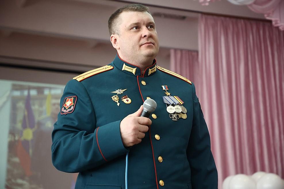 Фото В новосибирской школе № 141 откроют экспозицию, посвященную подвигу Героя России Дмитрия Коноплёва 2