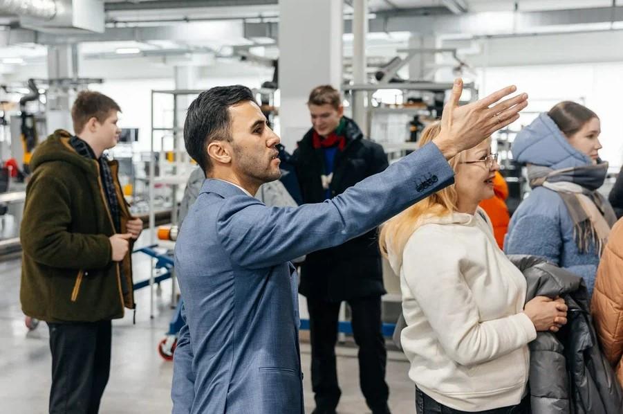 Фото «Заводы как научные лаборатории»: как «Новые люди» вдохновляют новосибирских школьников не бояться физики и идти в инженеры 3 - Сиб.ФМ Фото «Заводы как научные лаборатории»: как «Новые люди» вдохновляют новосибирских школьников не бояться физики и идти в инженеры 3