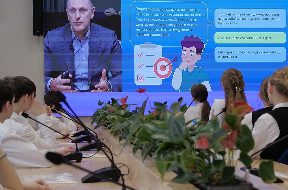 Фото Запустили «с кнопки»: в экономическом лицее торжественно стартовала олимпиада по финансовой грамотности 4