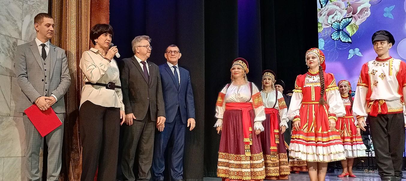 Фото Праздничный концерт для семей участников СВО и волонтеров прошел в Новосибирске 4