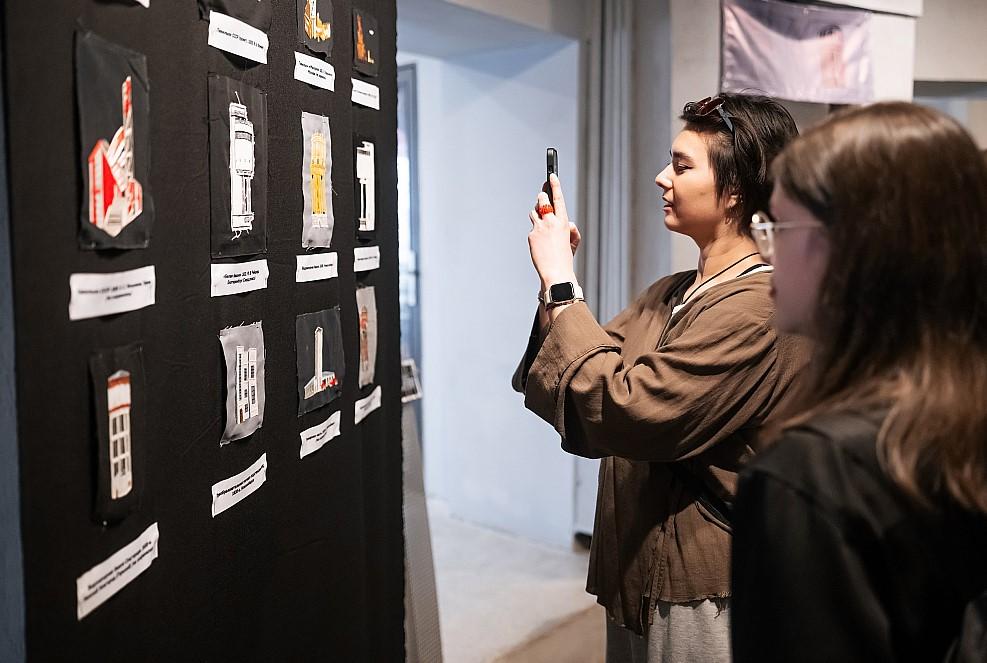 Фото Вышитый конструктивизм. В Новосибирске открылась выставка Саши Браулова «Стежки прогресса» 3