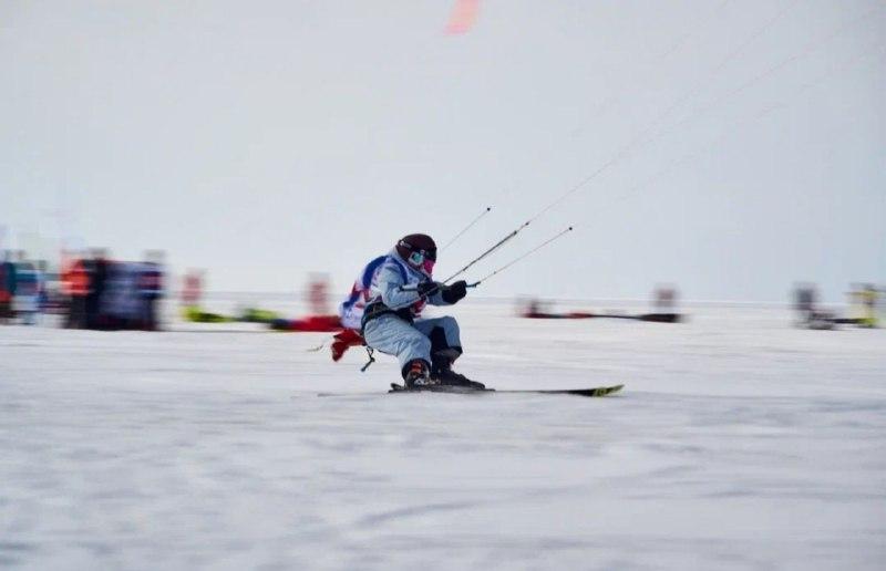 Фото На льду Новосибирского водохранилища прошло Первенство России по сноукайтингу: 20 ярких фото 12