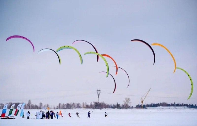 Фото На льду Новосибирского водохранилища прошло Первенство России по сноукайтингу: 20 ярких фото 16