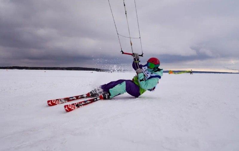 Фото На льду Новосибирского водохранилища прошло Первенство России по сноукайтингу: 20 ярких фото 17