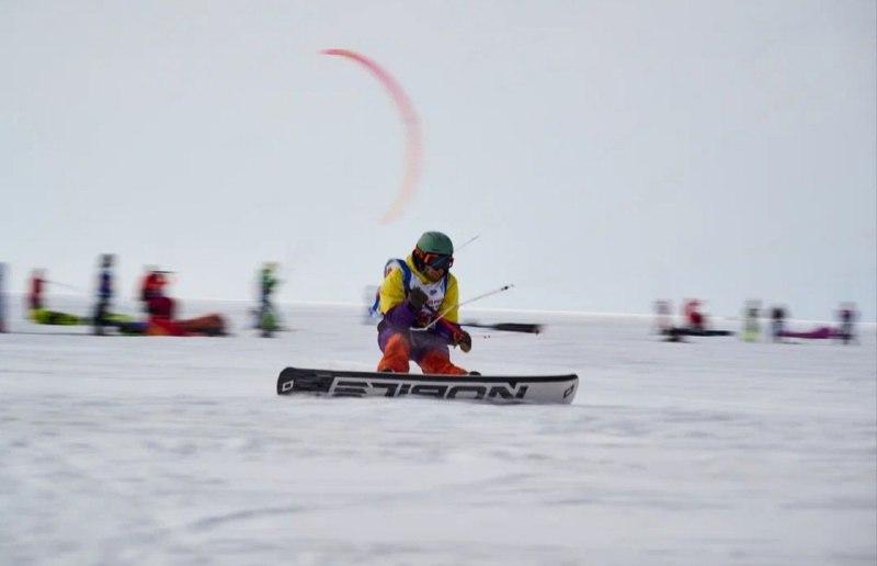 Фото На льду Новосибирского водохранилища прошло Первенство России по сноукайтингу: 20 ярких фото 18
