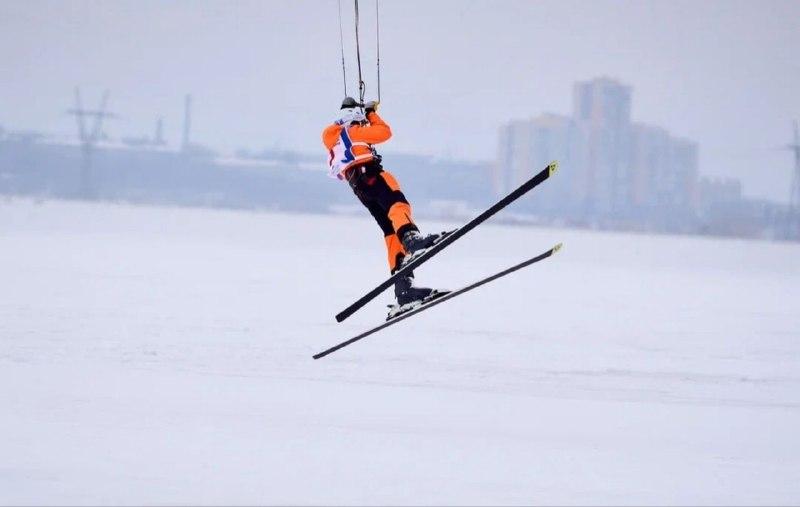 Фото На льду Новосибирского водохранилища прошло Первенство России по сноукайтингу: 20 ярких фото 20