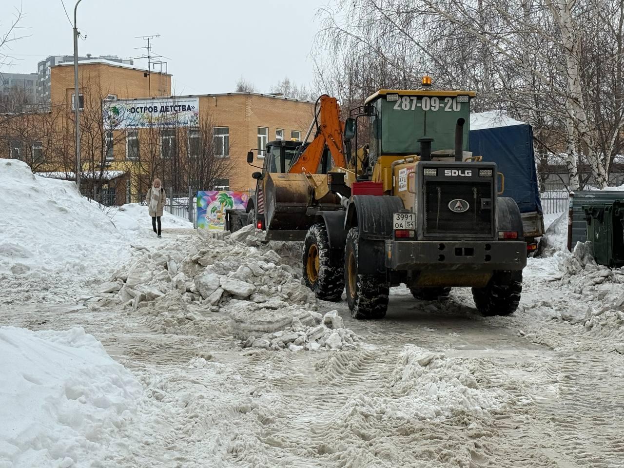 Фото В Новосибирске очистят от снега проезды к школам и детским садам 4