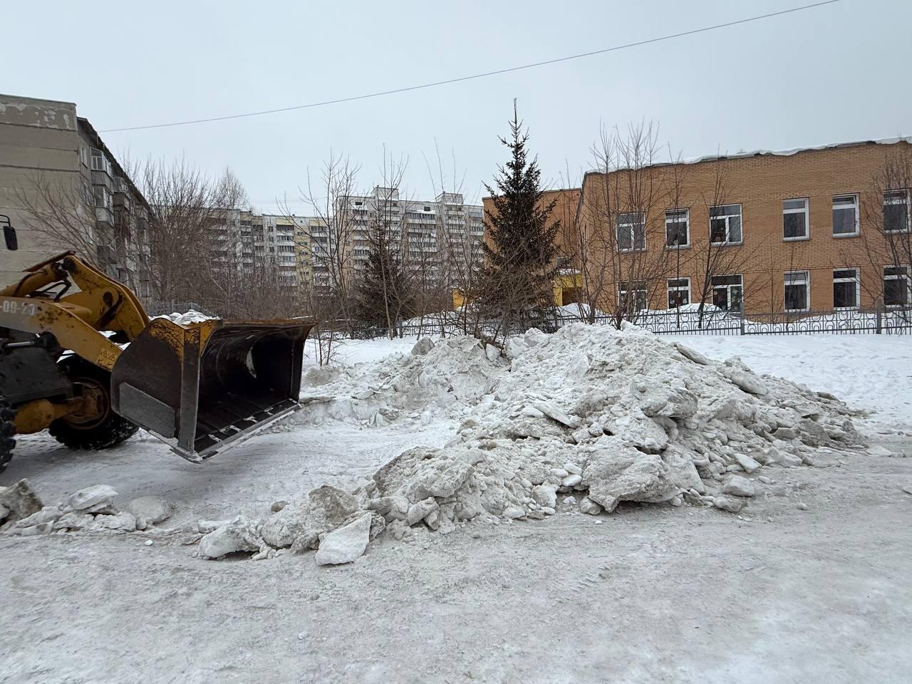 Фото В Новосибирске очистят от снега проезды к школам и детским садам 2