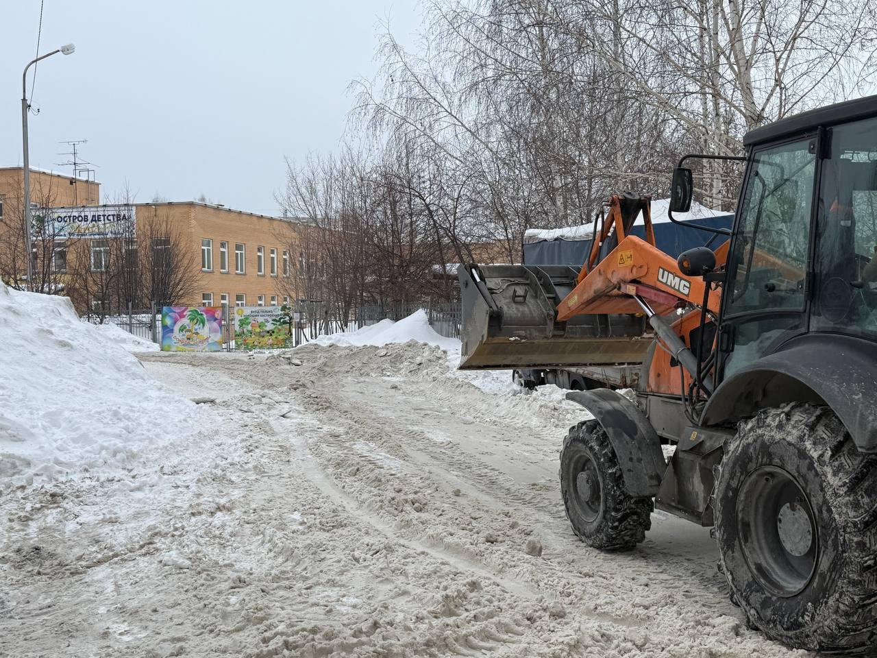 Фото В Новосибирске очистят от снега проезды к школам и детским садам 5