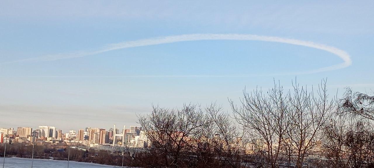 Фото В Новосибирске заметили необычное явление в виде кругов в небе 2