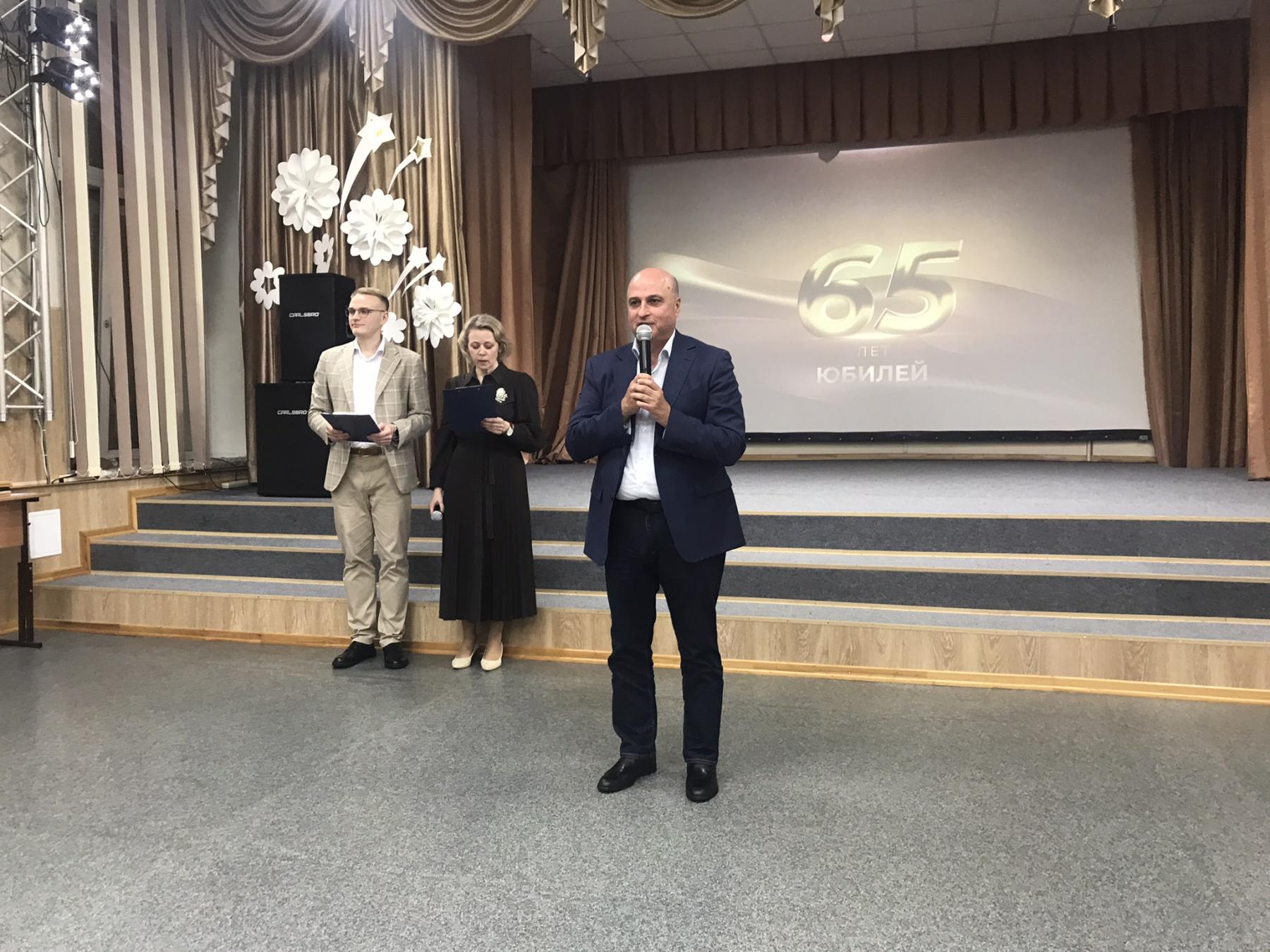 Фото Новосибирский лицей №136 отпраздновал 65-летний юбилей 2