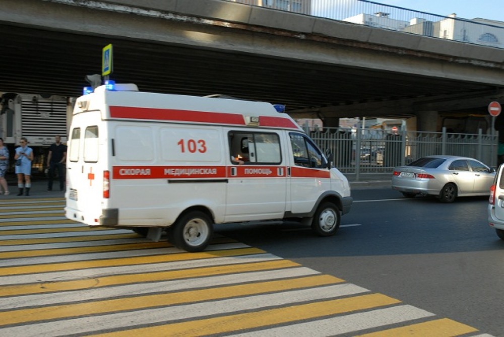 Попавший в ДТП мужчина ударил фельдшера скорой помощи в Омской области ...