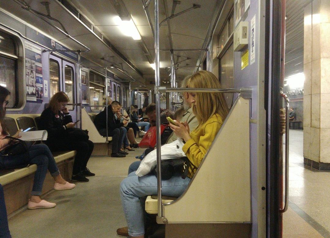 Наш полупустой поезд остановился. Человек сидит в метро. Subway Новосибирск. Метро Новосибирск день города. Промежутки между поездами в метро Новосибирска.