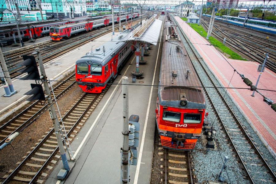 Электричка береговая новосибирск. Электричка Новосибирск. РЖД электрички Новосибирск. Пригородный поезд. Городской поезд.