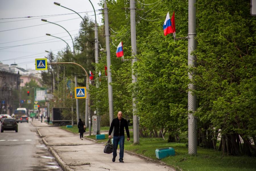 Город ни и. Улица Первомайская Новосибирск фото. Вечерняя Первомайка Новосибирск. Первомайка Новосибирск вид с холма. Население Первомайского района Новосибирска.