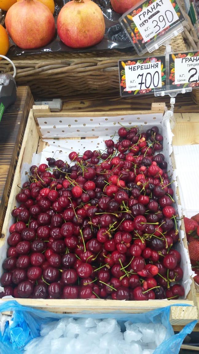 Черешня в ящиках. В магазин привезли черешню. В магазин привезли черешню. Черешня в пятерочке цена. Как привезти черешню из махачкалы в москву.