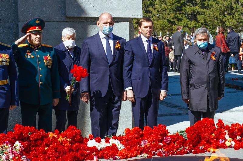 Фото Новосибирцы принесли цветы на Монумент Славы в День Победы 2