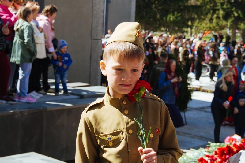 Фото Новосибирцы принесли цветы на Монумент Славы в День Победы 6