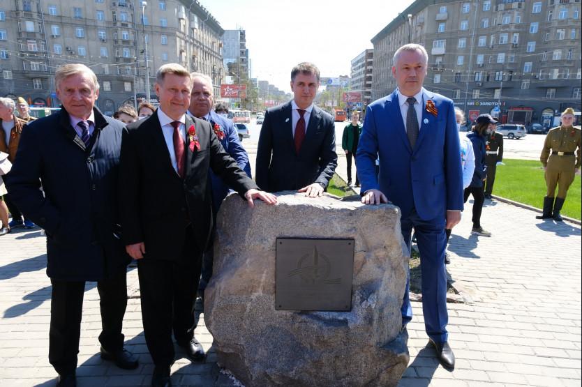 Фото Первый камень стелы «Город трудовой доблести» установили в День Победы в Новосибирске 5