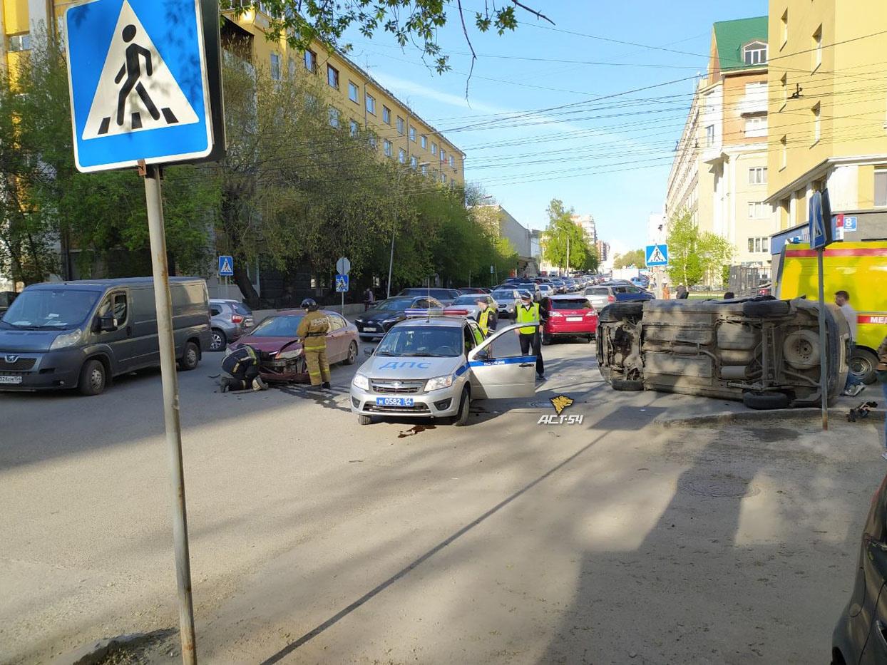 Авария в Новосибирске сегодня. Ареапотр в Новосибирске. Завалиться набок