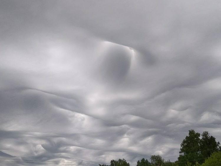 Фото Редкие облака асператус заметили в небе над Новосибирском 3
