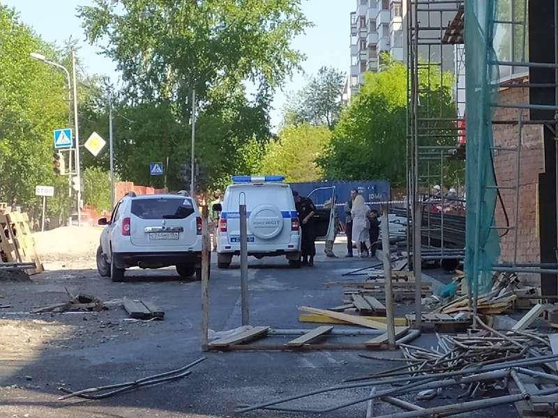 Фото Люлька с тремя рабочими сорвалась на стройке в Новосибирске: фото с места ЧП 3