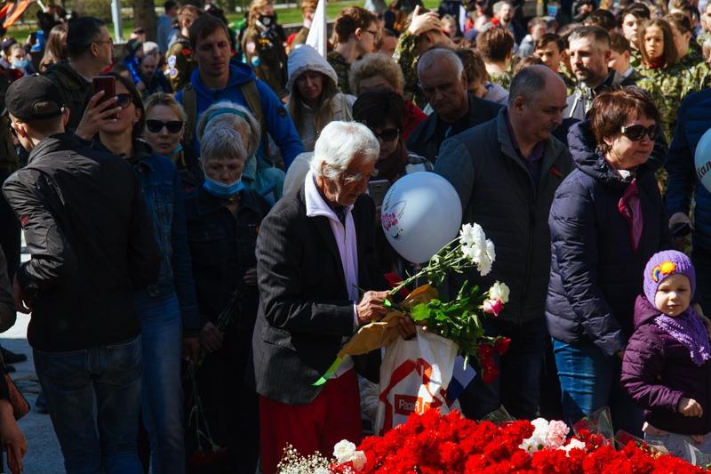 Фото Новосибирцы принесли цветы на Монумент Славы в День Победы 8