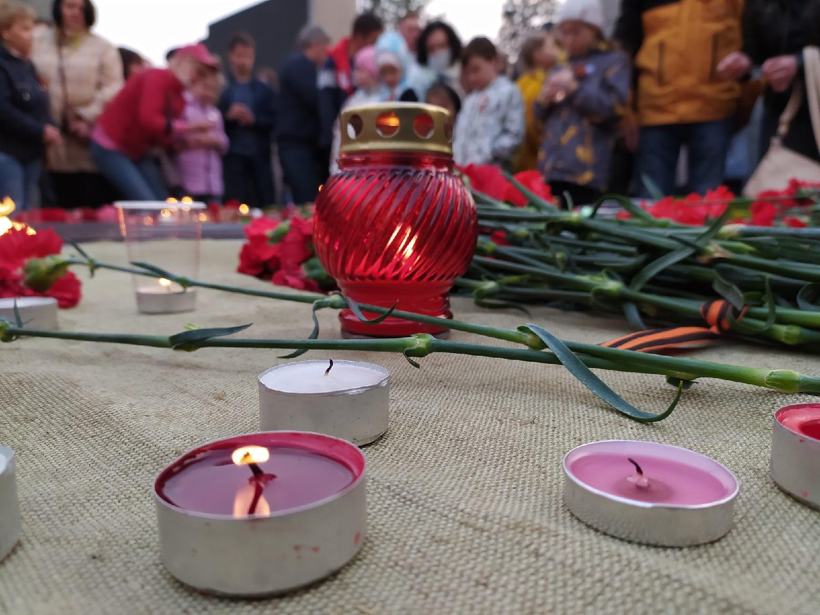 Фото Акция «Свеча памяти» проходит на Монументе Славы в Новосибирске 8 мая 2