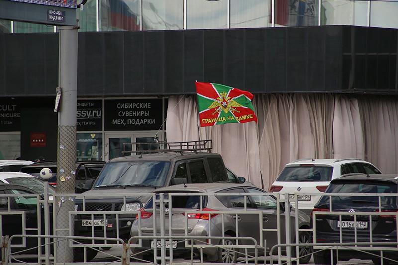 Фото Колонна пограничников с флагами проехала в честь праздника по Новосибирску 3