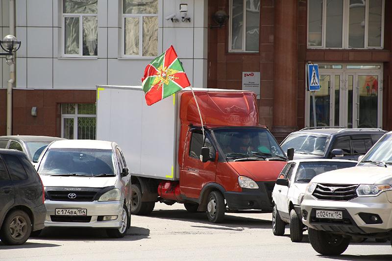 Фото Колонна пограничников с флагами проехала в честь праздника по Новосибирску 2