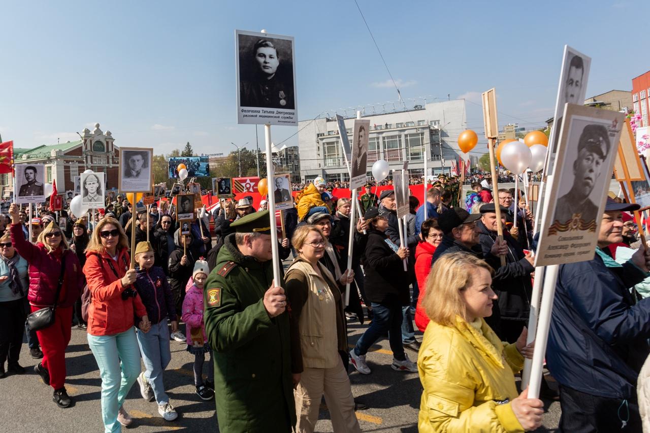 Фото Бессмертный полк-2022: тысячи новосибирцев прошли с портретами героев по Красному проспекту 5