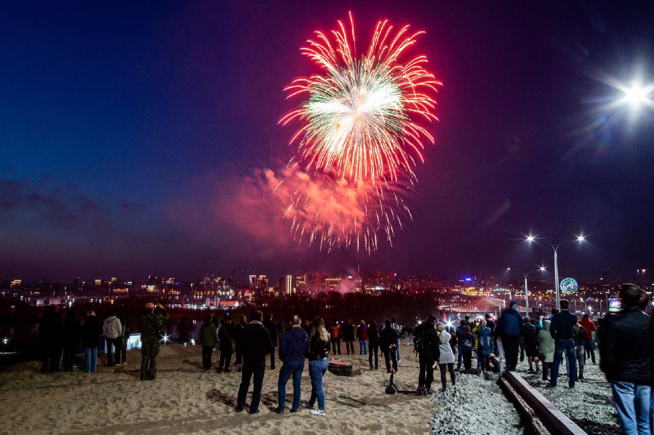 Фото Небо Победы-2022: в Новосибирске прогремел праздничный салют 9 Мая – как это было 4