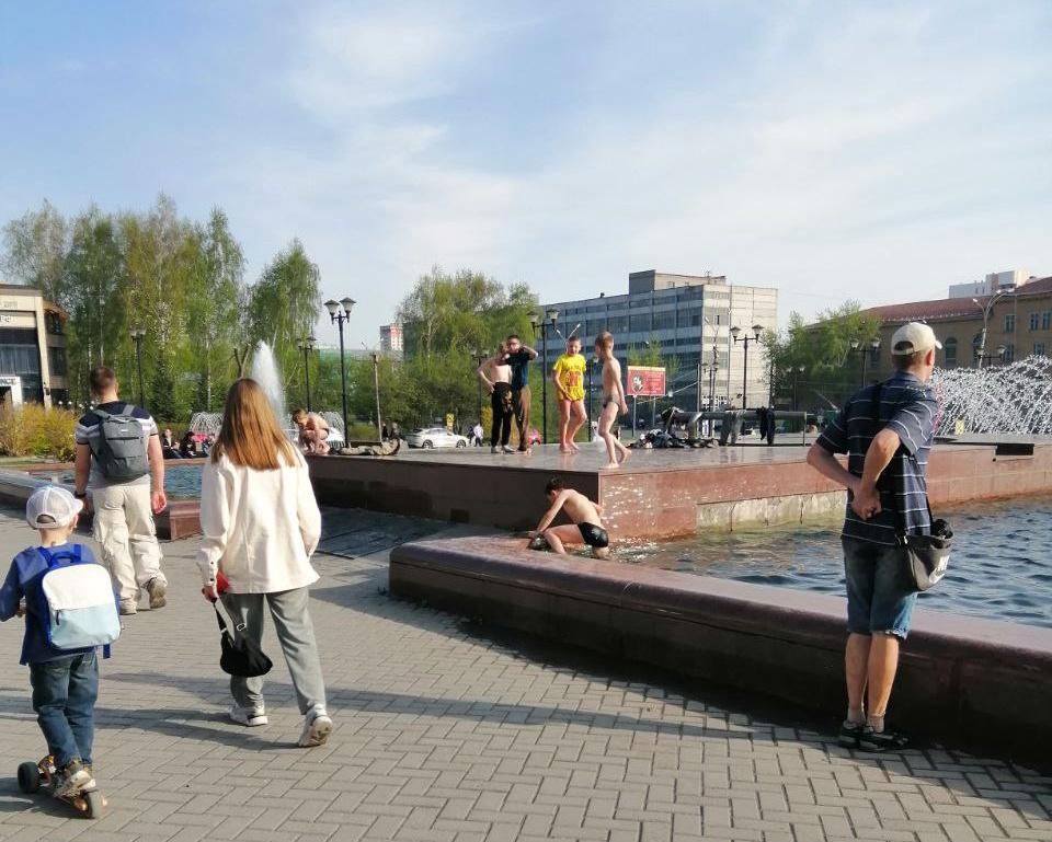 Фото Жительница Новосибирска возмутилась плавающими в фонтанах детьми 2
